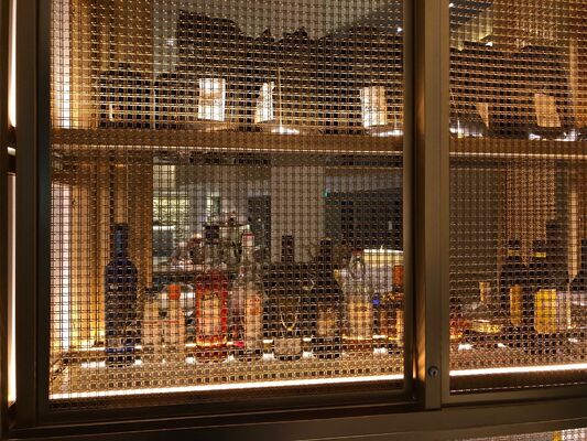 Griglia di metallo architettonica a lunghezza personalizzata che offre resistenza alla corrosione Ideale per rivestimenti di facciata e pannelli murali interni