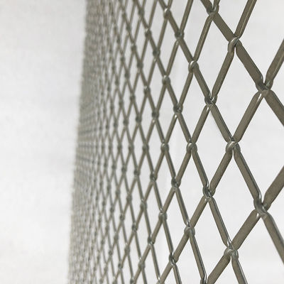 Inserti a maglia metallica per porte di armadi moderni che combinano estetica con ventilazione funzionale nelle unità di stoccaggio