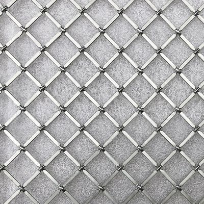 Inserti a maglia metallica per porte di armadi moderni che combinano estetica con ventilazione funzionale nelle unità di stoccaggio