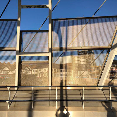 I pannelli di acciaio tessuto grigio con trattamento anodizzante migliorano l'arte architettonica