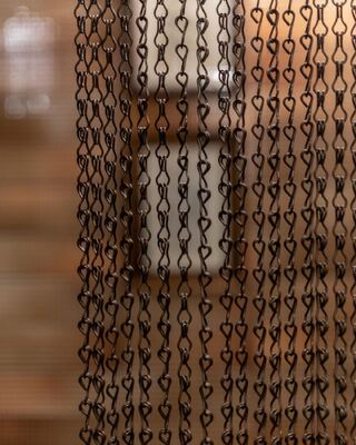 Zanzariera a catena in alluminio con distanza tra le maglie di 24 mm, facile da installare e con buona ventilazione per la protezione dagli insetti