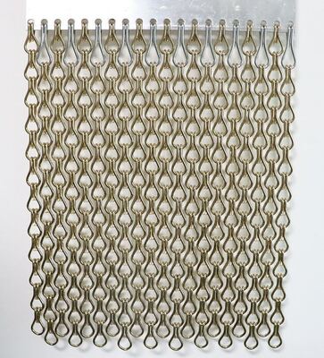 Tenda a catena in alluminio con maglie da 12x24mm, area aperta al 60% e filo da 1,2mm di diametro per la protezione dagli insetti