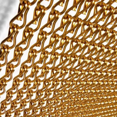 Zanzariera a catena in alluminio con distanza tra le maglie di 24 mm, facile da installare e con buona ventilazione per la protezione dagli insetti