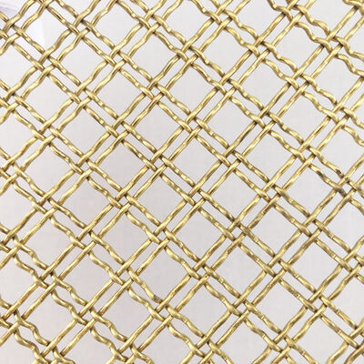 Rete metallica architettonica intrecciata con filo dorato a maglie romboidali aperte